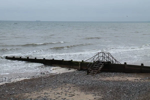 Die Schritte Über Einen Küstenstrandschutz Groyne — Stockfoto