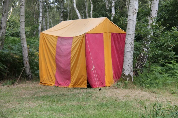Kırmızı ve sarı çadır — Stok fotoğraf