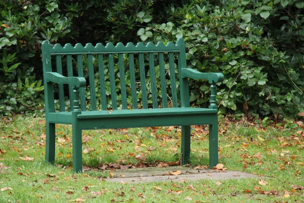 木造公園のベンチ. — ストック写真