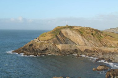 Okyanus kıyısındaki Rocky Burnu.