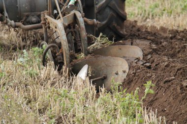 Klasik bir çiftçilik pulluğu Derin bir yarık açıyor..
