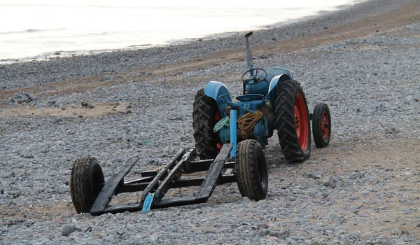 Tractor de playa azul . — Foto de Stock