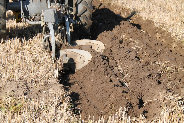 Furrow in een veld. — Stockfoto