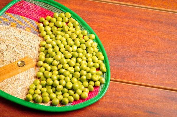 Bonita exhibición de muchos granos de lima verdes. delicado diseño sobre la superficie de madera — Foto de Stock