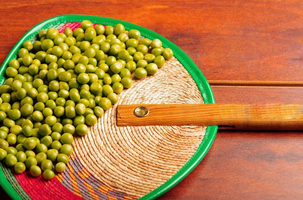 Bonita exhibición de muchos granos de lima verdes. delicado diseño sobre la superficie de madera — Foto de Stock