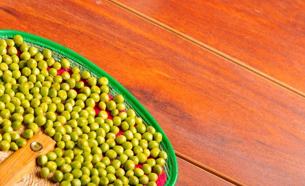 Bonita exhibición de muchos granos de lima verdes. delicado diseño sobre la superficie de madera — Foto de Stock