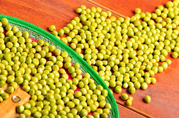 多くの緑のリマ豆の素敵なディスプレイ。木の表面に繊細なレイアウト — ストック写真
