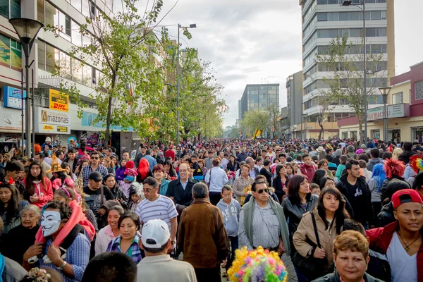 Quito, Equador - 26 de janeiro de 2015: Grande multidão celebrando novos anos durante o dia nas ruas da cidade — Fotografia de Stock