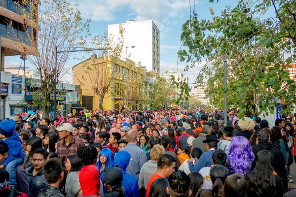 Quito, Ekwador - 26 stycznia 2015: Duży tłum obchodzi nowy rok podczas dziennych gromadzenie w ulicach miasta — Zdjęcie stockowe