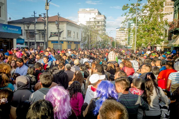 Quito, Ekvator - 26 Ocak 2015: gündüz şehir sokaklarında toplama sırasında yeni yılını kutlayan büyük kalabalık — Stok fotoğraf