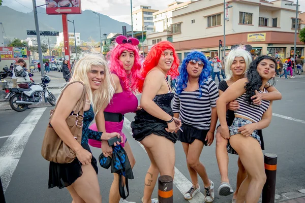 Quito, Ecuador - 26 de enero de 2015: Cinco tíos soñaban con ropa de mujer celebrando año nuevo durante la reunión diurna en las calles de la ciudad —  Fotos de Stock