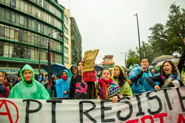 Quito, Ecuador - 27 augusti 2015: Grupp arg blandade ungdomar håller upp banner och protesterar ilsket i stadens gator — Stockfoto