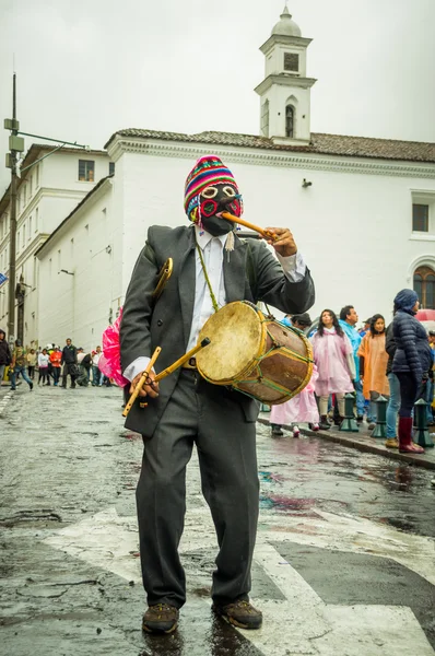 Quito, ecuador - 27. August 2015: Mann mit indigener Trommel bei Massendemonstrationen gegen die Regierung — Stockfoto