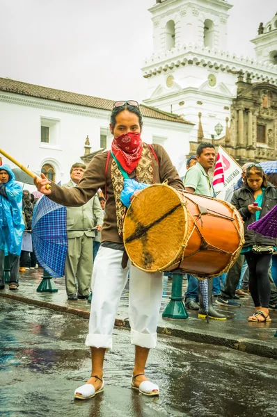 Quito, Ecuador - 27 augusti 2015: Mannen med inhemska trumma under samlas demonstrationer mot regeringen — Stockfoto