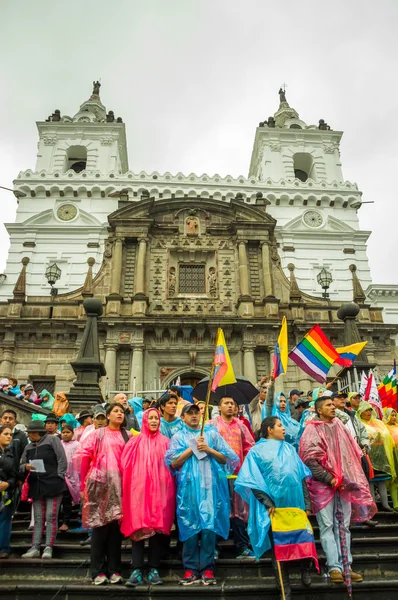 Quito, Ekvator - 27 Ağustos 2015: için hükümet protesto şehir meydanında toplanan kalabalık — Stok fotoğraf