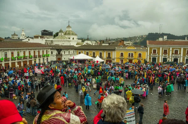 Quito, Ecuador - 27 de agosto de 2015: Una gran multitud se reunió para protestar contra el gobierno en la plaza de la ciudad — Foto de Stock