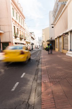 Kırmızı kaldırım ve bir kilise ile biten kaldırım sokak