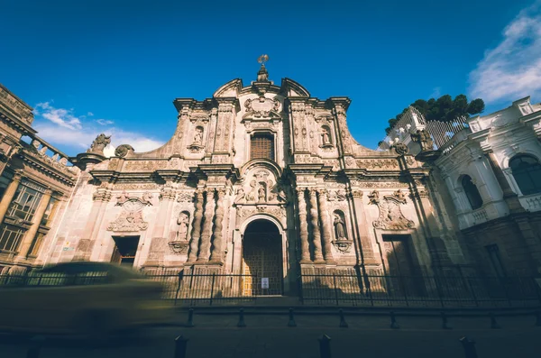 Vista frontal da igreja emplemática no centro histórico de Quito — Fotografia de Stock