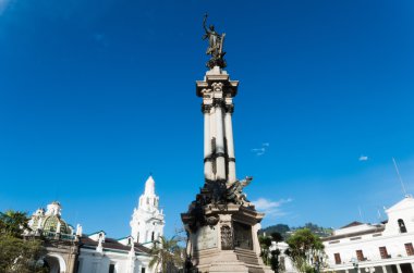 Quito tarihi merkezi mimarisi. Güzel bir mavi gökyüzü ile bağımsızlık Anıtı