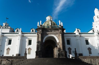 Quito şehri ünlüsü katedral tam görünümü
