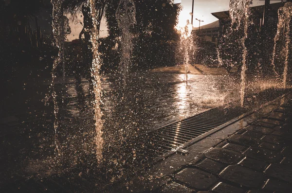 Cachoeira moderna e beutifull com sol nas costas. Gotas de água dançando — Fotografia de Stock