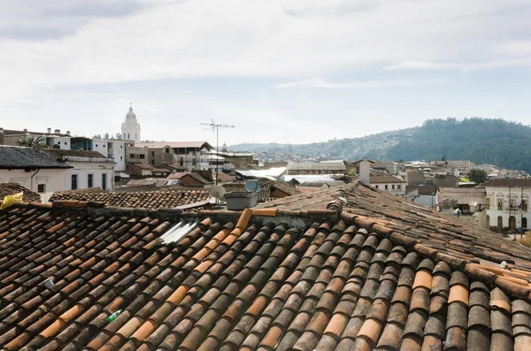 Splendida vista da un tetto nella città di Quito, giornata nuvolosa nel centro storico — Foto Stock