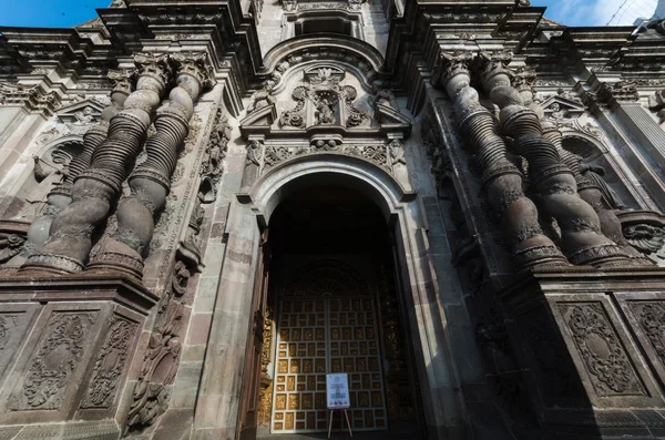 キトの歴史的な中心部の emplematic 教会の正面ドア — ストック写真