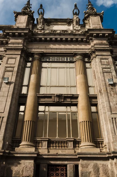 大きな列を持つ美しい建築、赤道の国の中央銀行 — ストック写真