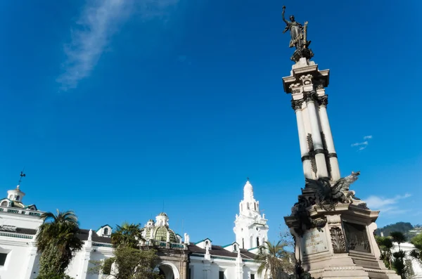 Architectuur van het historische centrum van Quito. Onafhankelijkheidsplein met een mooie blauwe hemel van onderen gezien — Stockfoto