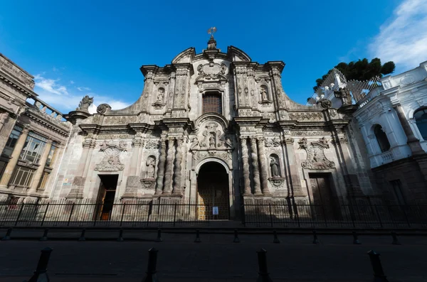 Widok kościoła emplematic w historycznym centrum Quito, wszystkim wraz ze słońcem — Zdjęcie stockowe