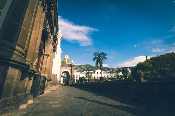 Красивый вид из центра места в президентский дворец в quito — стоковое фото