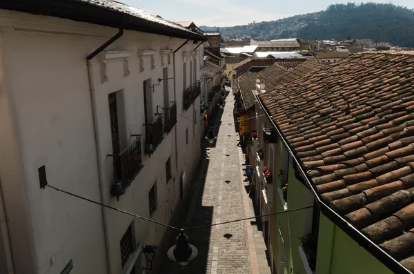 Toits en bardeaux et rues de blocs combinés avec des fleurs, centre historique de Quito — Photo