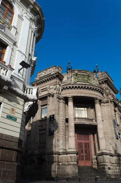 Banco central de Ecuador país, gran puerta principal y agarre de la vieja arquitectura con puerta roja — Foto de Stock