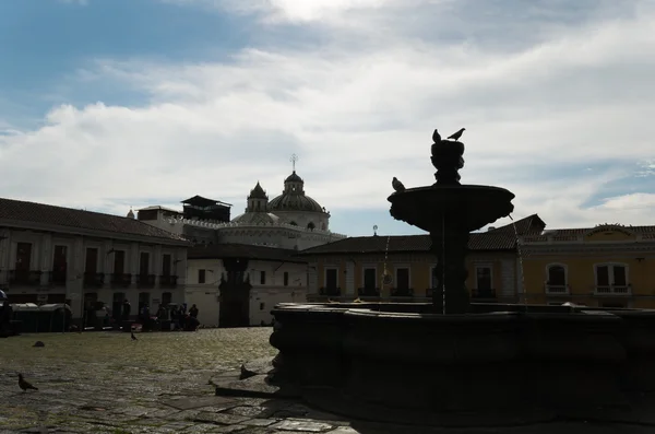 Fuente de piedra en medio de la plaza de San Francisco, lugar tranquilo y relajante para encontrar la paz en Quito — Foto de Stock
