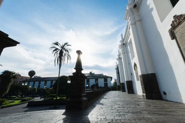 Hermosa vista desde el centro del lugar hasta el municipio de Quito — Foto de Stock