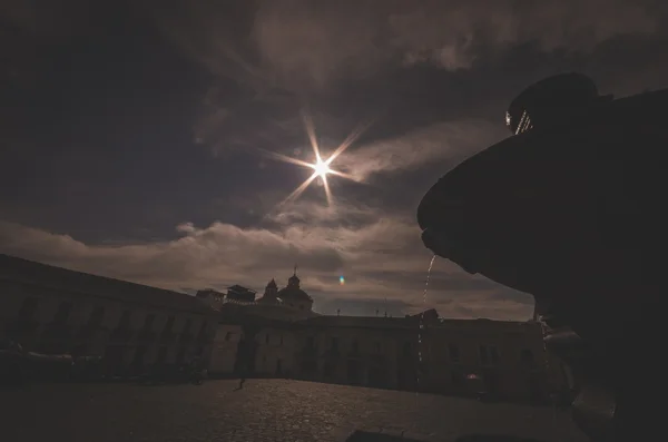 Luminosa fontana di pietra di illuminazione stella in Piazza San Francisco, luogo per trovare la pace — Foto Stock