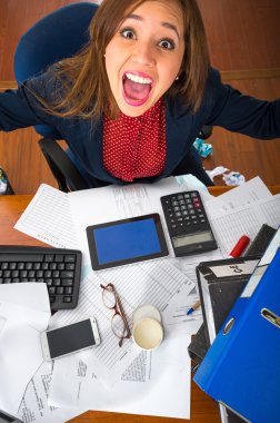 Ofis Masası ile tarafından oturan genç kadın dışarı, açı yukarıda görüldüğü gibi kamera etkileşen bakarak forma malzemeleri