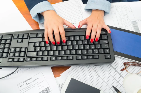 Närbild Office kvinnans fingrar med röd snabbtorkande nagellack håller skriva på datortangentbord med båda händerna — Stockfoto