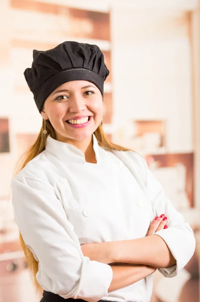 Geweldig portret van positieve lachende vrouw chef-kok in volledige koken outfit — Stockfoto