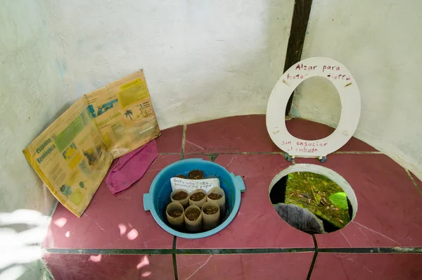 Instalación de aseo tradicional muy sencilla ubicada en Tena Ecuador — Foto de Stock