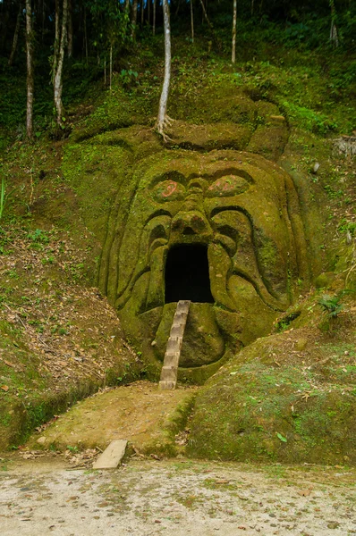 Espetacular entrada para a caverna da selva através da boca artística da cultura indígena inspirada esculpida na montanha e coberta de vegetação verde — Fotografia de Stock