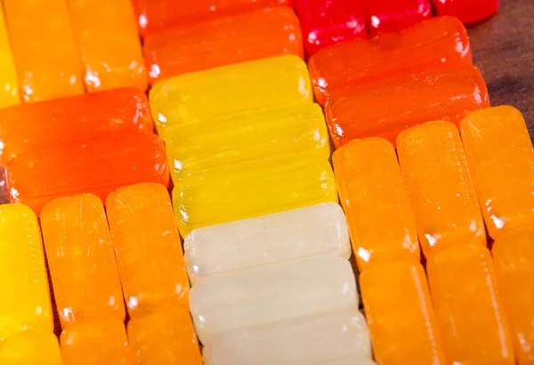 Gros plan rectangulaire coloré brillant bonbons durs alignés — Photo