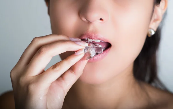 Nahaufnahme Headshot hübsches Modell sinnlich berühren Lippen mit Eiswürfel — Stockfoto