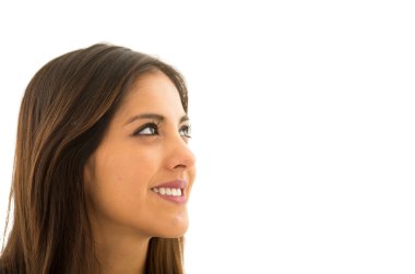 Doğal olarak beauiful gülümseme, beyaz arka plan ile poz headshot çekici esmer