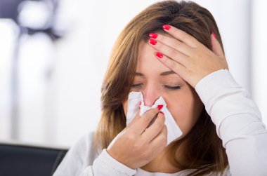 Headshot esmer burun üfleme kanepede oturan grip ile hasta