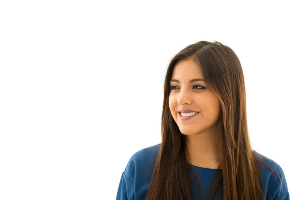 Cabeza morena atractiva posando naturalmente con sonrisa hermosa, fondo blanco — Foto de Stock