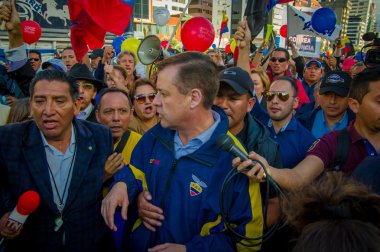Quito, Ekvator - 7 Nisan 2016: Closeup muhalefet lideri Andres kişi, polis ve anti Shyris Avenue hükümet protesto sırasında gazeteciler tarafından çevrili Paez