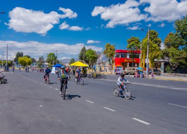 Quito, Ekvador - Marzo 23, 2015: Tanımlanamayan aile ulaşım için bycicles kullanılan, sokak araba geçen kapatır