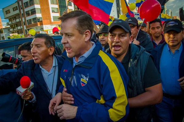 Quito, Ekwador - 7 kwietnia 2016: Lider opozycji zbliżenie Andres Paez otoczony przez ludzi, policji i dziennikarzy podczas anty rząd protesty w Shyris Avenue — Zdjęcie stockowe