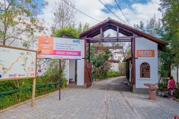 Quito, ecuador - marzo 23, 2015: portal de cumbaya in quito bietet einen schönen ort zum sport machen, werbung im eintritt, nicht identifizierte frau — Stockfoto